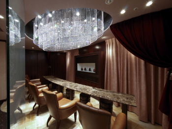 カウンター＆シャンデリア